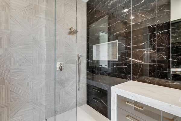 Baie walk-in: inspirație pentru un design curat, relaxant și contemporan