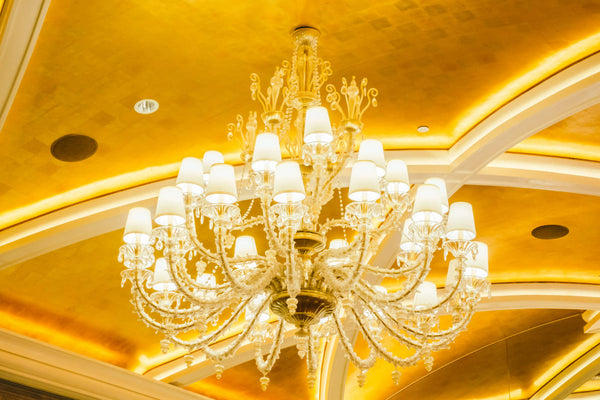 Cum sa iluminezi corect o sala mare cu ajutorul candelabrelor
