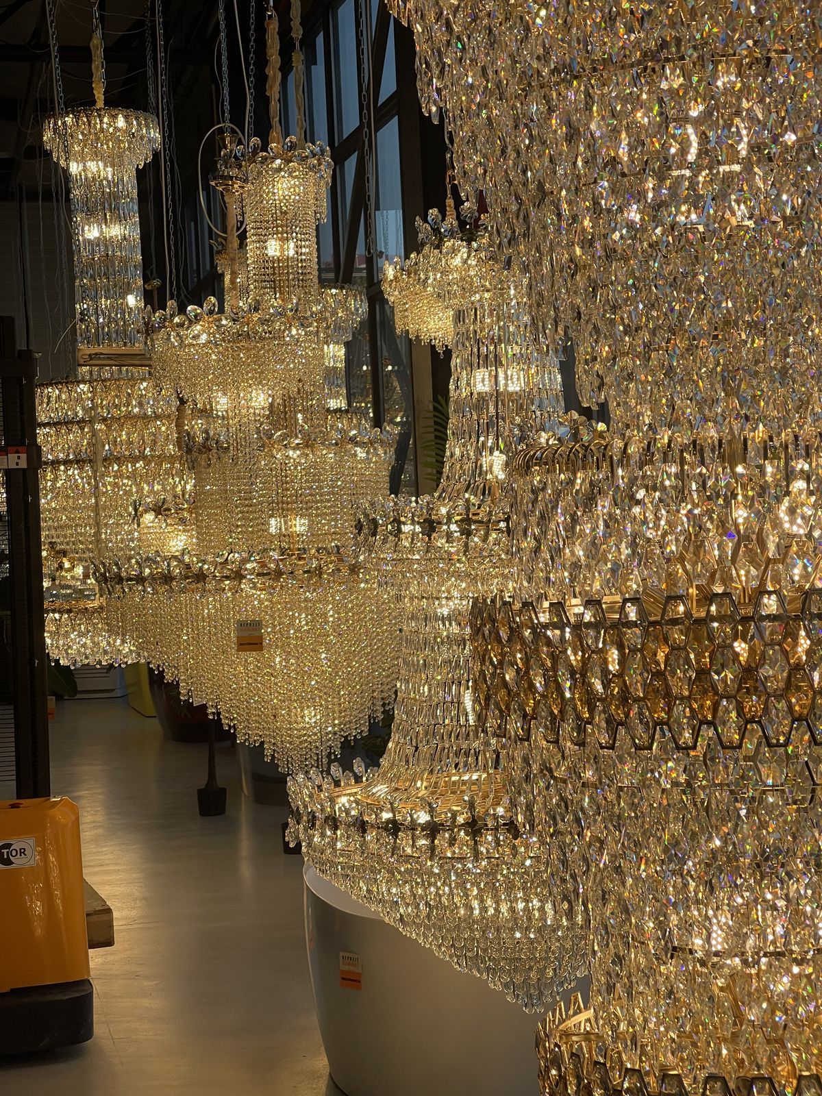 Κρυστάλλινοι πολυέλαιοι στο showroom της Alessandro Design στο Afumați