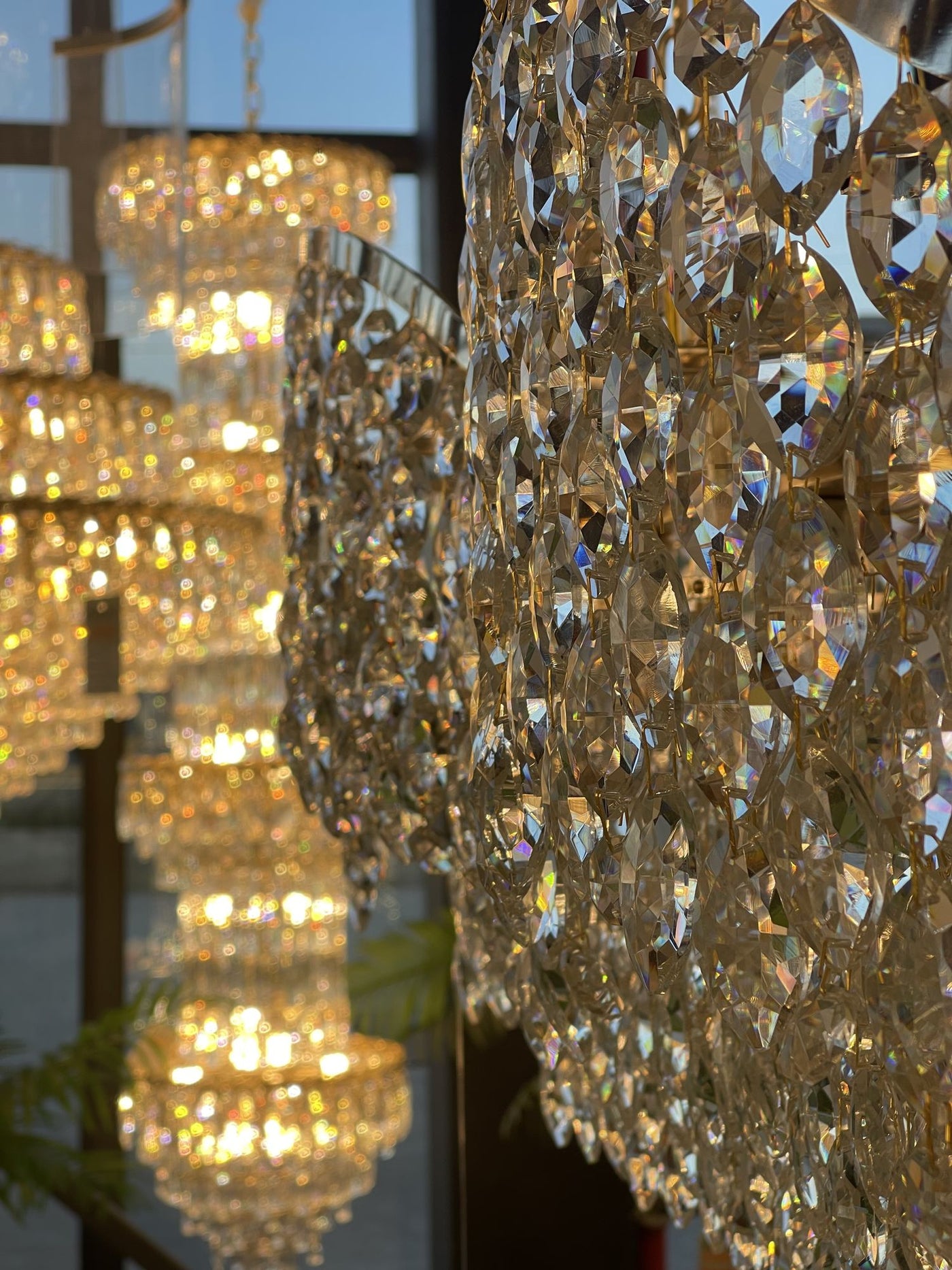 Κρυστάλλινοι πολυέλαιοι στο showroom της Alessandro Design στο Afumați
