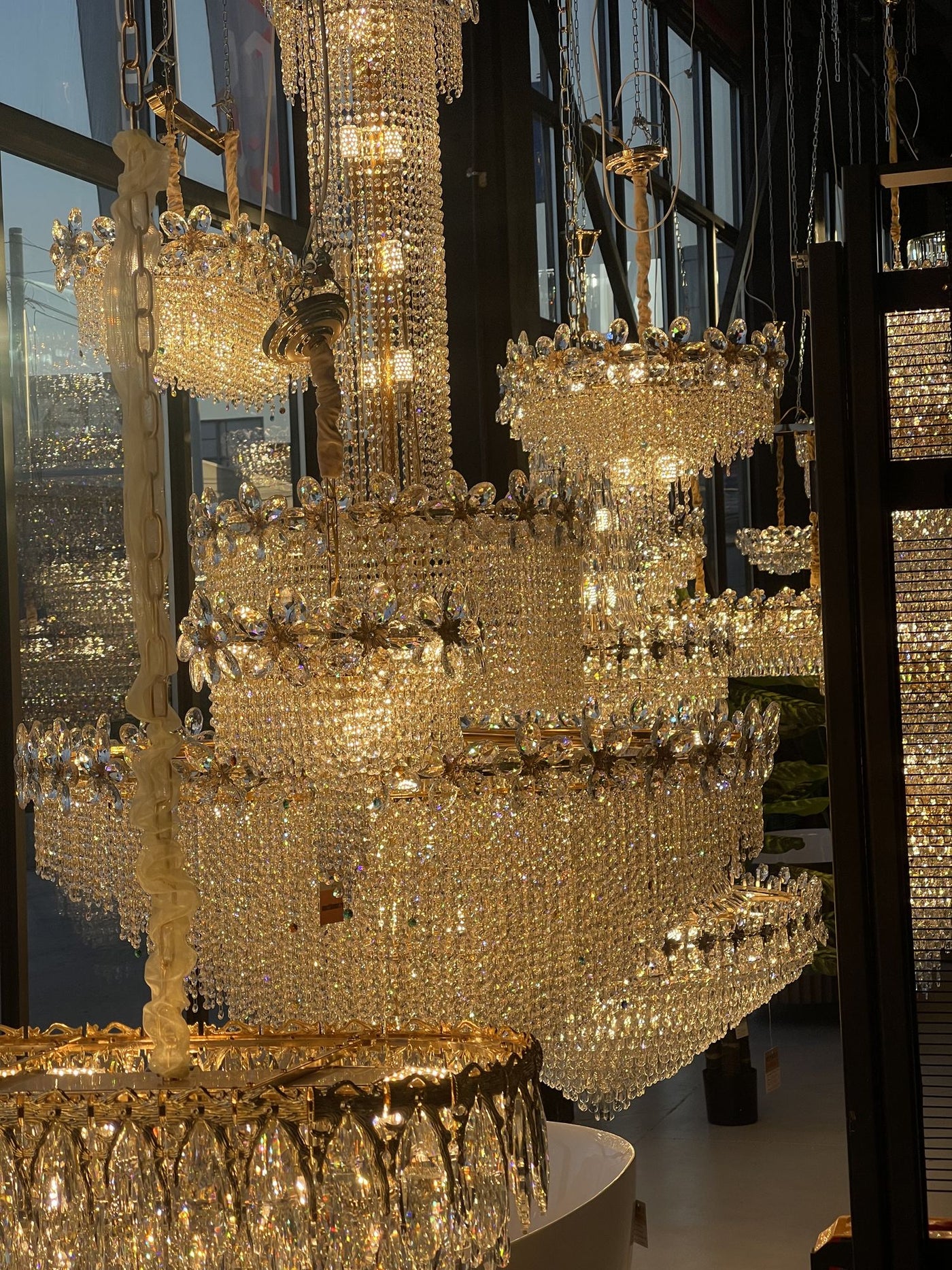 Κρυστάλλινοι πολυέλαιοι στο showroom της Alessandro Design στο Afumați