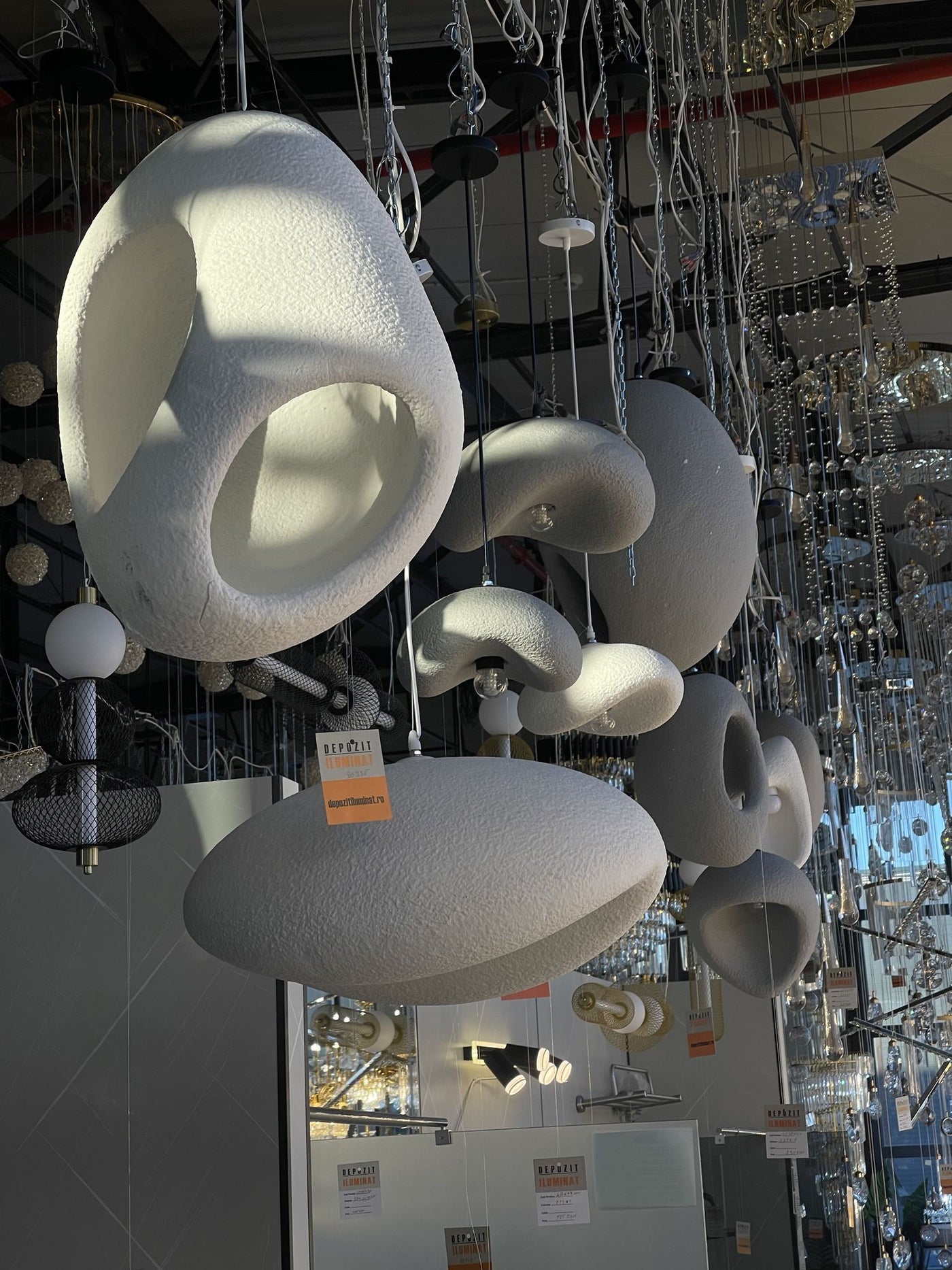 Φωτιστικά design στο showroom της Alessandro Design στο Afumați