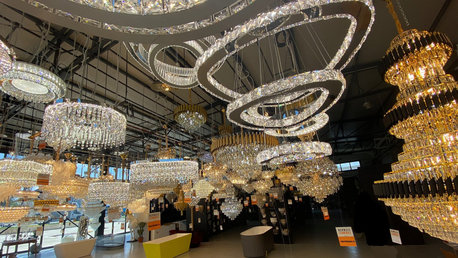 Κρυστάλλινοι πολυέλαιοι στο showroom της Alessandro Design